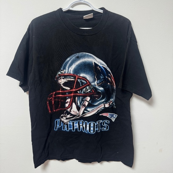 New England Patriots Vintage Helmet design NFL T-Shirt - Picture 1 of 2